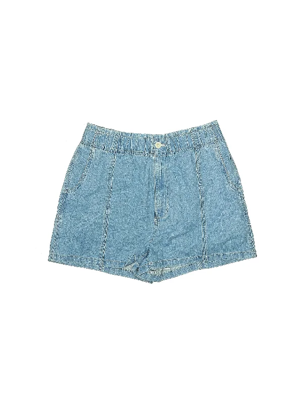 Denim Shorts in Medium Wash