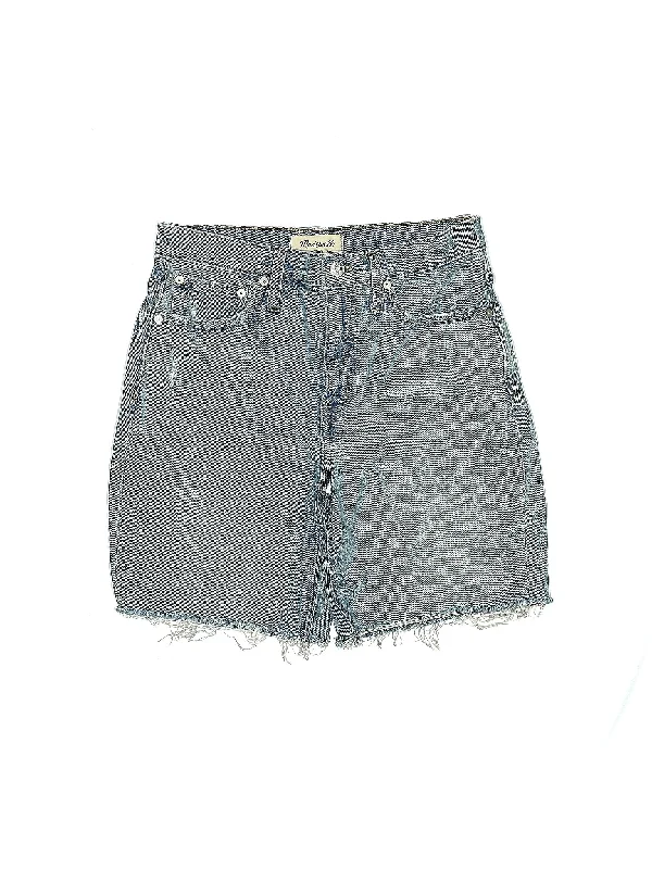 Low-Rise Denim Shorts in Medium Wash